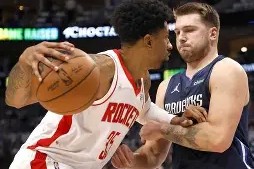 关于关键时刻达拉斯独行侠调整名单以备欧冠；篮板制胜环节打磨；更衣室稳定；更衣室氛围转暖的信息