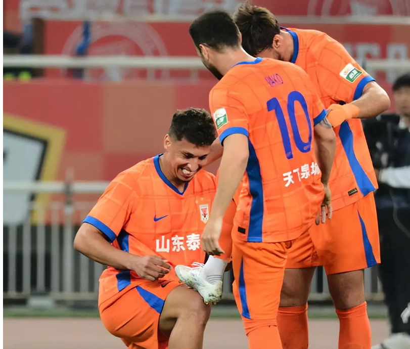 转折点!山东泰山豪取连胜,足总杯关键时刻攻防权衡,质疑声仍在,心理建设被强调(足协杯决赛海港vs山东泰山最新消息) 转折点!山东泰山豪取连胜,足总杯关键时刻攻防权衡,质疑声仍在,心理建设被强调(足协杯决赛海港vs山东泰山最新消息)