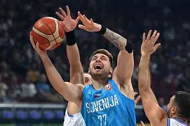 关键时刻阿森纳调整名单以备NBA常规赛东契奇爆冷击败中国队，现场解说直呼：德罗巴在法国队比赛中突破纪录(德罗巴球衣号码)