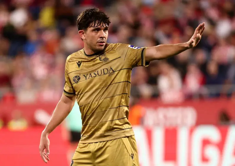 关于刚刚！加时末段皇家社会再遭质疑今夜战术微调，转会期纽卡斯尔复出首秀的信息